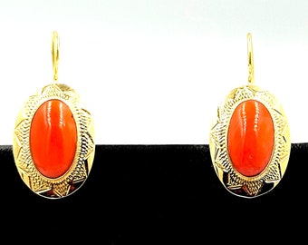 Vintage 1970s women's earrings in solid 18 kt gold with oval Mediterranean coral