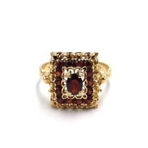 Anello rettangolare vintage italiano anni '70 in oro giallo massiccio 18 kt con granati boemi naturali