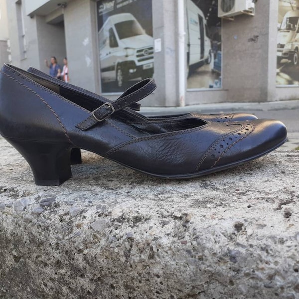 wingtip heels