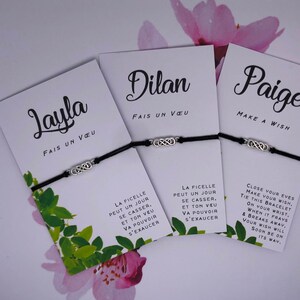 Peut inclure: Trois cartes blanches avec des inscriptions noires et des bracelets en cordon noir avec un charme infini argenté. Les cartes indiquent "Layla Fais Un Vœu", "Dilan Fais Un Vœu" et "Paige Make A Wish".