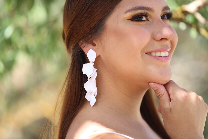 Extra Long Gold White Flower Wedding Earrings, Leaf Boho Bridal Earrings, Chandelier Statement Wedding Earrings, Floral Earrings For Bride 画像 4