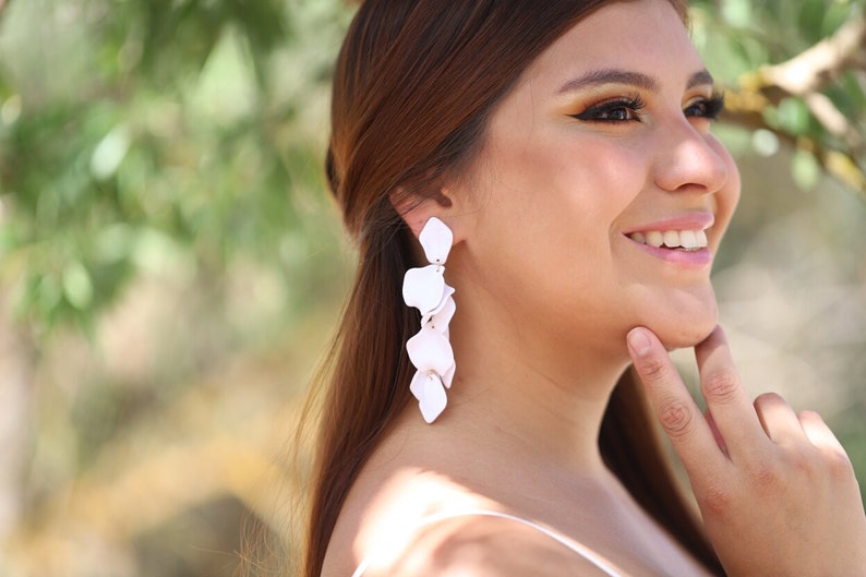 Extra Long Gold White Flower Wedding Earrings, Leaf Boho Bridal Earrings, Chandelier Statement Wedding Earrings, Floral Earrings For Bride 画像 2