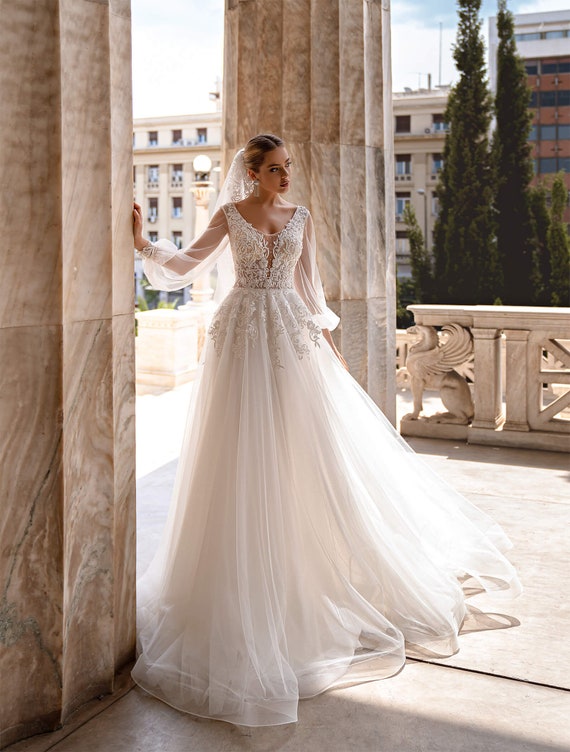 Unique Crystal Sparkling Lace Princess Wedding Dress Made to Order, Luxury  Beaded Long Sleeve Bridal Gown for a Fairy Tail Wedding - Etsy | Vintage  gelinlikler, Elbise düğün, Şifon gelinlikler