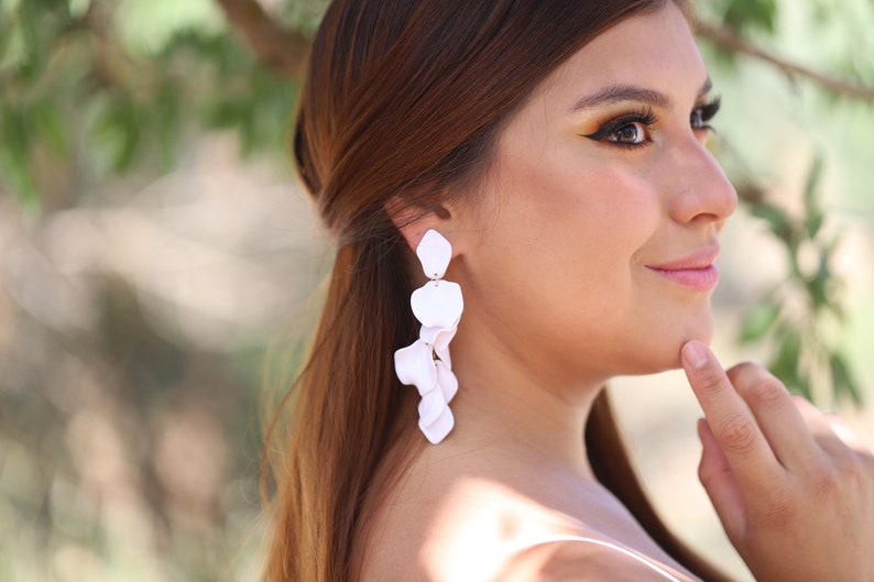 Extra Long Gold White Flower Wedding Earrings, Leaf Boho Bridal Earrings, Chandelier Statement Wedding Earrings, Floral Earrings For Bride 画像 1