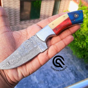 Coltello da caccia skinner in acciaio damasco fatto a mano con impugnatura bandiera USA e rivestimento in pelle, il miglior regalo