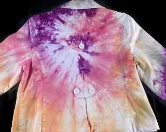 Chaqueta ligera de primavera con efecto tie-dye. Talla de mujer pequeña mediana. Auténticamente teñido anudado, no estampado.