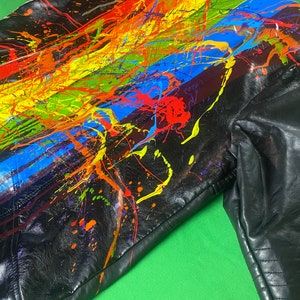Drip Rainbow Custom Unisex LGBTQ Farbe gießen Farbe / Splash Faux Lederjacke. Beschriftet eine Frau XXXL.