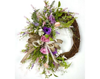 Couronne de fleurs estivales de jardin pour porte d'entrée, couronne de vigne printanière avec lavande et fleurs roses, décoration d'intérieur vigne pastel rustique