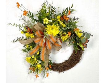 Couronne de vigne d'été avec gerbera jaunes, décor de porte de papillon monarque et de marguerites, couronne de fleurs jaune et orange rustique