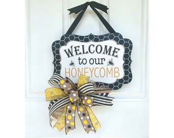 Bee Theme Welcome Door Hanger for Front Door, Honeycomb Door Decor, Summer Entryway Decoration, Kitchen Bee Decor, Bee Welcome Wall Hanger