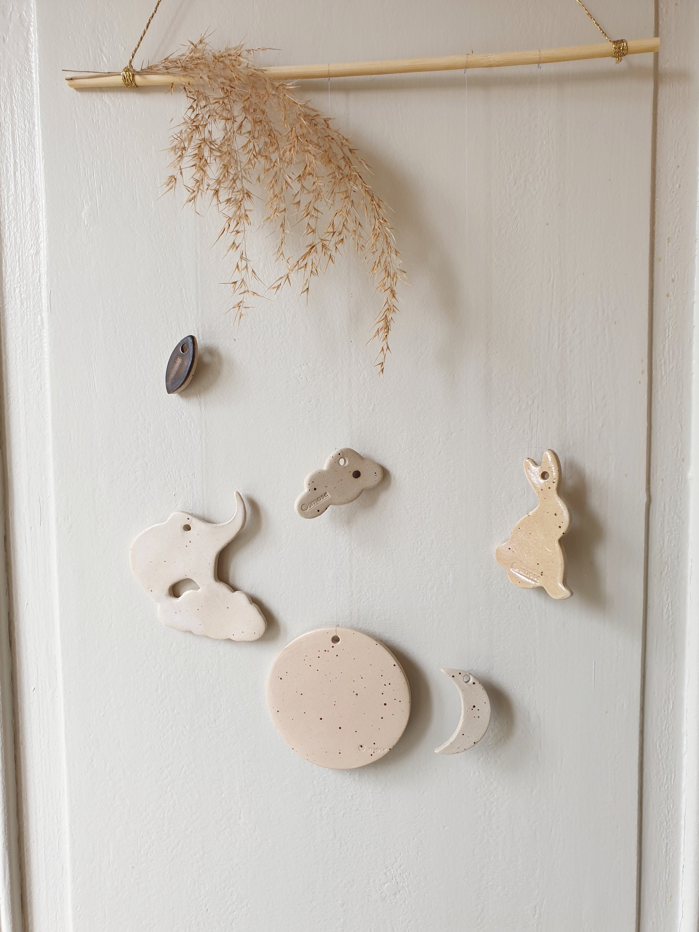 Décoration Murale Pour Chambre D Enfant en Céramique Émaillée, Montée sur Baguette Bois.