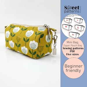 Puede incluir: Mini bolso amarillo mostaza con un estampado floral blanco y una cremallera plateada. El bolso tiene forma rectangular y una pequeña etiqueta plateada adjunta. La imagen también incluye un diagrama de los tamaños de los bolsos y el texto "Mini Bag, Zipper Pouch Bag, Sewing patterns, PDF, Five sizes, Beginner friendly."