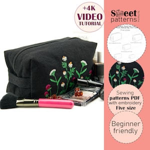 Pode incluir: Bolsa de cosméticos preta com fecho de correr e design floral bordado. Um pincel de maquiagem rosa e uma paleta de sombras estão na frente da bolsa. A imagem inclui o texto "+4K VIDEO TUTORIAL" e "Sewing patterns PDF with embroidery Five size".