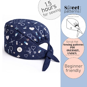 Puede incluir: Un gorro de quirófano azul marino con un estampado médico blanco, que incluye estetoscopios y corazones. El gorro tiene un detalle de botón y una corbata en la parte posterior. El texto en la imagen dice "Scrub Hat Sewing patterns PDF OVERSIZE, UNISEX" y "Beginner friendly."