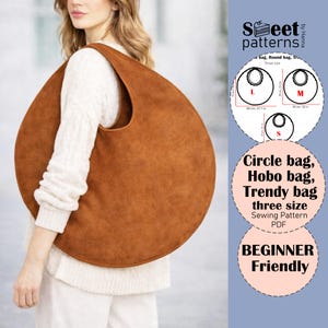 Puede incluir: Un bolso hobo circular grande de gamuza marrón con un solo asa. El bolso se lleva sobre el hombro. La imagen incluye un diagrama con tres tamaños: L (69 cm), M (56 cm) y S (49 cm). Texto: Bolso circular, bolso hobo, bolso de moda, tres tallas, patrón de costura, PDF, para principiantes.