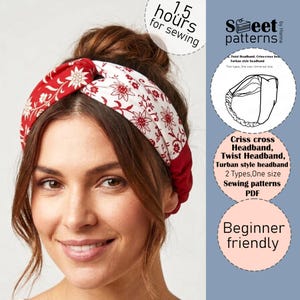 Op de afbeelding: Een rood-witte bloemenprint hoofdband met een twist ontwerp. De hoofdband wordt gedragen door een persoon met bruin haar. De afbeelding bevat ook tekst met de tekst "1,5 uur om te naaien", "Criss cross hoofdband, Twist hoofdband, Turban stijl hoofdband" en "Beginner vriendelijk".