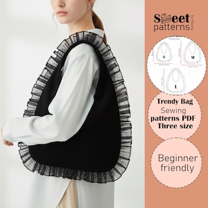 Op de afbeelding: Een zwarte tote bag met een gefranjerde rand. De tas wordt getoond met een wit overhemd. De afbeelding bevat de tekst "Trendy Bag Sewing patterns PDF Three size" en "Beginner friendly".