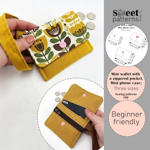 Peut inclure: Un portefeuille en tissu jaune moutarde avec un rabat à motif floral, une dragonne et un bouton-pression rose. L'intérieur comprend une poche zippée marron foncé et un emplacement pour carte. Le texte inclut Sweet patterns et Mini wallet.