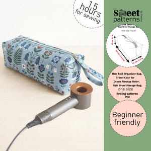 Puede incluir: Una bolsa de almacenamiento de tela azul claro con estampado floral, cremallera plateada y correa de muñeca. La bolsa se muestra junto a un secador de pelo gris y cobre. Un diagrama indica dimensiones de 36 cm por 12 cm por 11 cm.