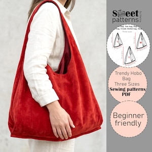 Op de afbeelding: Een grote, rode hobo-tas met een zachte, fluweelzachte textuur. De tas wordt vastgehouden door een persoon die een wit overhemd draagt. De afbeelding bevat de tekst "Trendy Hobo Bag, Three Sizes, Sewing patterns, PDF, Beginner friendly."