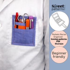 Pode incluir: Um jaleco branco com um bolso azul contendo uma caneta vermelha, tesoura, um marcador laranja e uma caneta roxa. O bolso é delineado com costuras azuis. A imagem também inclui texto que diz "Pockets Nurse Organizer Sewing patterns PDF Oversize Beginner friendly".