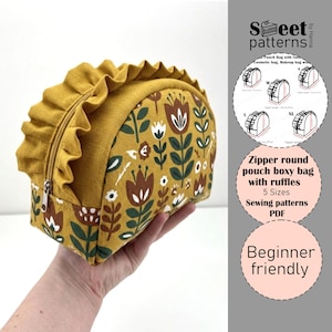 Puede incluir: Bolsa redonda de color amarillo mostaza con una parte superior con volantes y un estampado floral en marrón, blanco y verde. La bolsa tiene cierre de cremallera. El texto dice "Zipper round pouch boxy bag with ruffles" y "Beginner friendly."