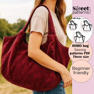 Może przedstawiać: Bordowa zamszowa torba hobo z zakrzywionym topem i długimi uchwytami. Torba jest trzymana przez osobę. Obraz zawiera grafikę z tekstem "HOBO bag Sewing patterns PDF Three size Beginner friendly".