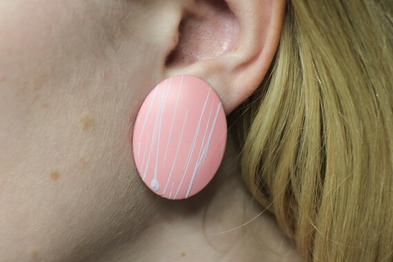 Large Retro Pink with White Lines Clip On Earrings - image 3