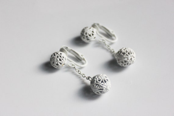 Retro White Dangle Ball Clip On Earrings - image 1