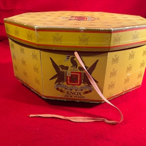 Scatola porta-cappello a cilindro vuota grande KNOX New York degli anni &#39;40, in buone condizioni. Un pezzo d&#39;arredo eccezionale, arredamento moderno di metà secolo.