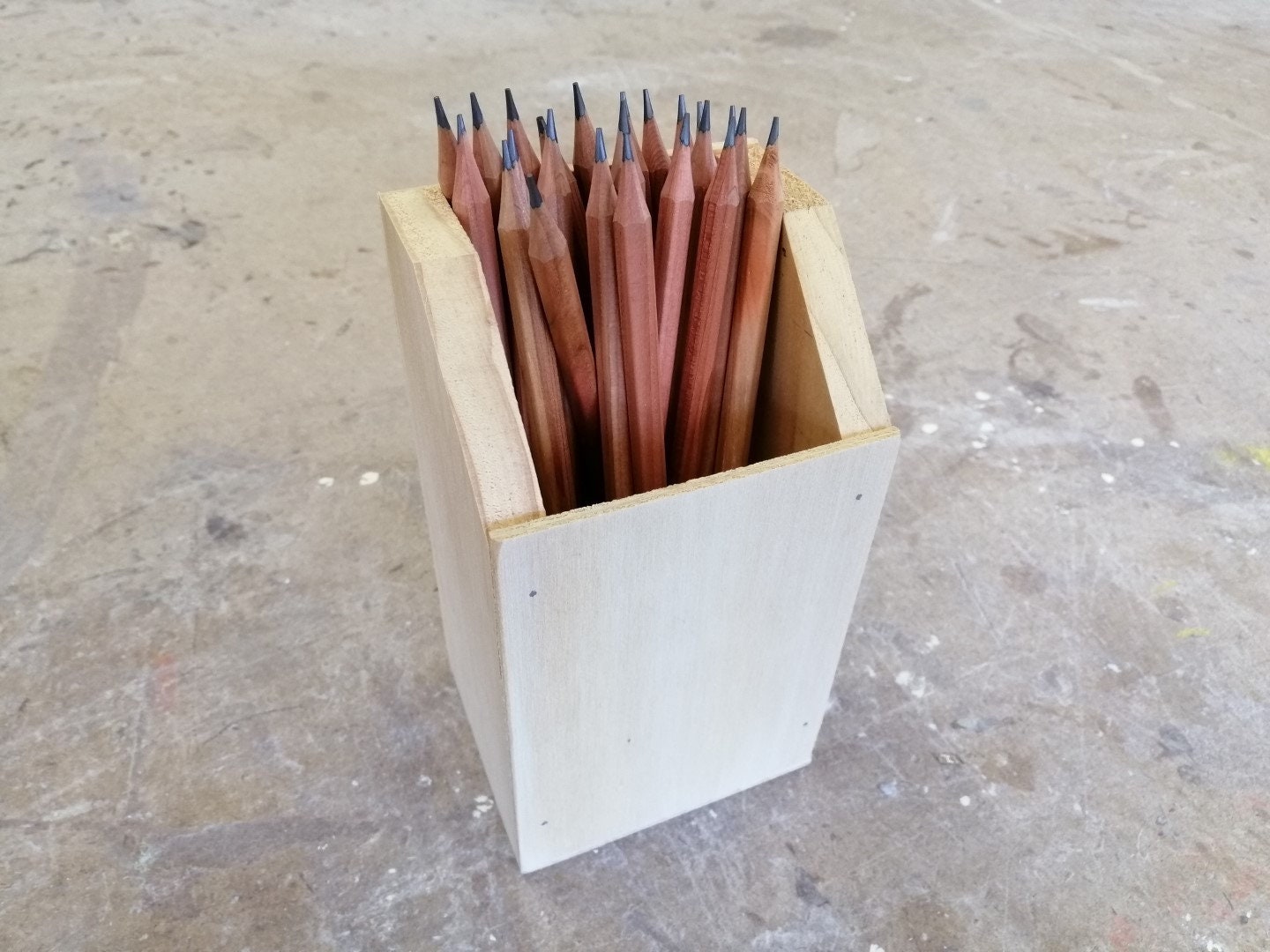 DIY salvaged wood pencil & pen caddy - Crafty Nest