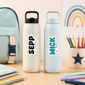 Puede incluir: Dos botellas de agua cilíndricas con asas de transporte. La botella de la izquierda es de color blanco roto con tapa negra y una pegatina que dice SEPP Vermeer. La de la derecha es azul claro con tapa a juego y la inscripción MICK de Boen.