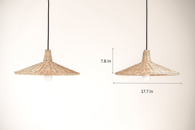K&ouml;nnte beinhalten: Zwei nat&uuml;rliche geflochtene Weiden-Pendelleuchten mit schwarzen Kabeln, die von der Decke h&auml;ngen. Jede Leuchte ist 17,7 Zoll breit und 7,8 Zoll hoch.
