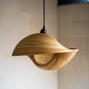 Op de afbeelding: Een set van drie keramische mokken met een gespikkelde, matte afwerking. De mokken zijn in cr&egrave;me, lichtgrijs en donkergrijs. Elke mok heeft een eenvoudig, minimalistisch ontwerp, perfect voor koffie of thee.