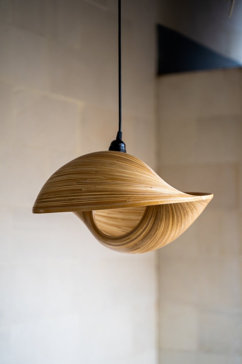Op de afbeelding: Een set van drie keramische mokken met een gespikkelde, matte afwerking. De mokken zijn in cr&egrave;me, lichtgrijs en donkergrijs. Elke mok heeft een eenvoudig, minimalistisch ontwerp, perfect voor koffie of thee.