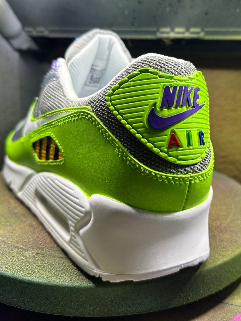 buzz nike 90
