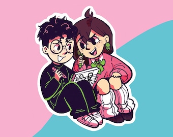 Puede incluir: Dos personajes de dibujos animados, uno con cabello negro y gafas y el otro con cabello castaño, están dibujando juntos en un bloc de notas blanco. El personaje con cabello negro lleva un atuendo negro y verde, y el personaje con cabello castaño lleva un suéter rosa y un lazo verde.