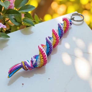 Portachiavi in Rexlace a spirale arcobaleno / Accessorio Y2K fatto a mano / Ciondolo con cordino retrò anni '90 / Portachiavi con lacci in plastica / Regalo nostalgico / Portachiavi Gimp