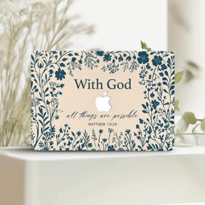 Puede incluir: Una funda beige para portátil con un diseño floral en azul marino. Se muestra el texto "With God" y "all things are possible", junto con el logotipo de Apple. También se incluye el versículo bíblico Mateo 19:26.