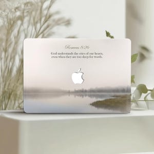 Puede incluir: Una taza de cerámica blanca con un asa negra y el texto "But First, Coffee" en un estilo manuscrito. La taza está sobre una superficie blanca. La taza mide aproximadamente 10 cm de alto.