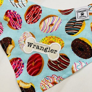 ¡Donas! Pañuelo para perros personalizado, Pañuelo para perros reversible, Pañuelo para perros Snap on, regalo para perros personalizado