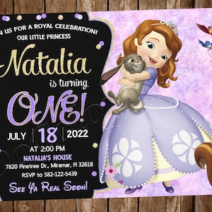 Op de afbeelding: Een verjaardagsuitnodiging met een prinsessenillustratie die een konijn vasthoudt, met een eekhoorn en vogels. De uitnodiging is voor Natalia's eerste verjaardag, met de datum 18 juli 2022 en evenementdetails.