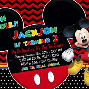 Puede incluir: Una invitación de cumpleaños de Mickey Mouse negra y roja con un fondo de lunares blanco y negro. La invitación dice "¡Oh Toodles! Jackson cumple 2 años. ¡Ponte las orejas, es hora de celebrar!" con detalles para la fiesta.