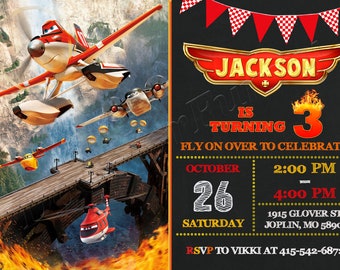 Puede incluir: Una invitación de cumpleaños con un avión de dibujos animados de la película Planes, con el texto "JACKSON IS TURNING 3 FLY ON OVER TO CELEBRATE! OCTOBER 26 SATURDAY 2:00 PM - 4:00 PM 1915 GLOVER ST. JOPLIN, MO 58901 RSVP TO VIKKI AT 415-542-6872"