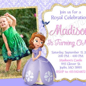 Peut inclure: Une invitation d'anniversaire violette et dorée avec une photo d'une jeune fille portant une robe verte. L'invitation indique "Rejoignez-nous pour une célébration royale ! Madison a 1 an !" et comprend des détails sur la fête, notamment la date, l'heure, le lieu et les informations de RSVP.