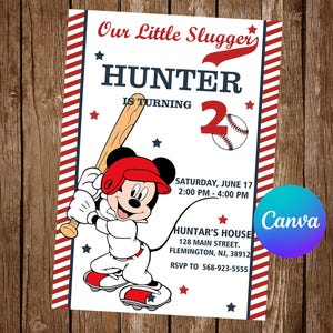 Op de afbeelding: Een baseball-thema verjaardagsuitnodiging voor een jongen die twee jaar wordt. De uitnodiging toont een cartoon Mickey Mouse-personage dat een baseballuniform draagt en een knuppel vasthoudt. De tekst op de uitnodiging luidt "Our Little Slugger Hunter is turning 2" en bevat de datum, tijd en locatie van het feest.