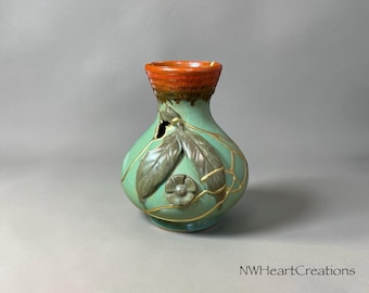 Vaso in celadon Kintsugi / Rilievo botanico / Decorazioni dorate / Ceramica d'autore americana / Firmato da due artisti