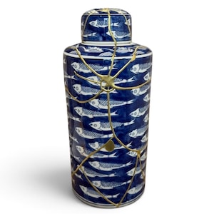 Kintsugi Chinoiserie Vis Gemberpot | Grote Blauw Wit Goud Gerepareerde Keramiek | Decoratieve Urn | Wabi Sabi Woondecoratie | 35,5 cm