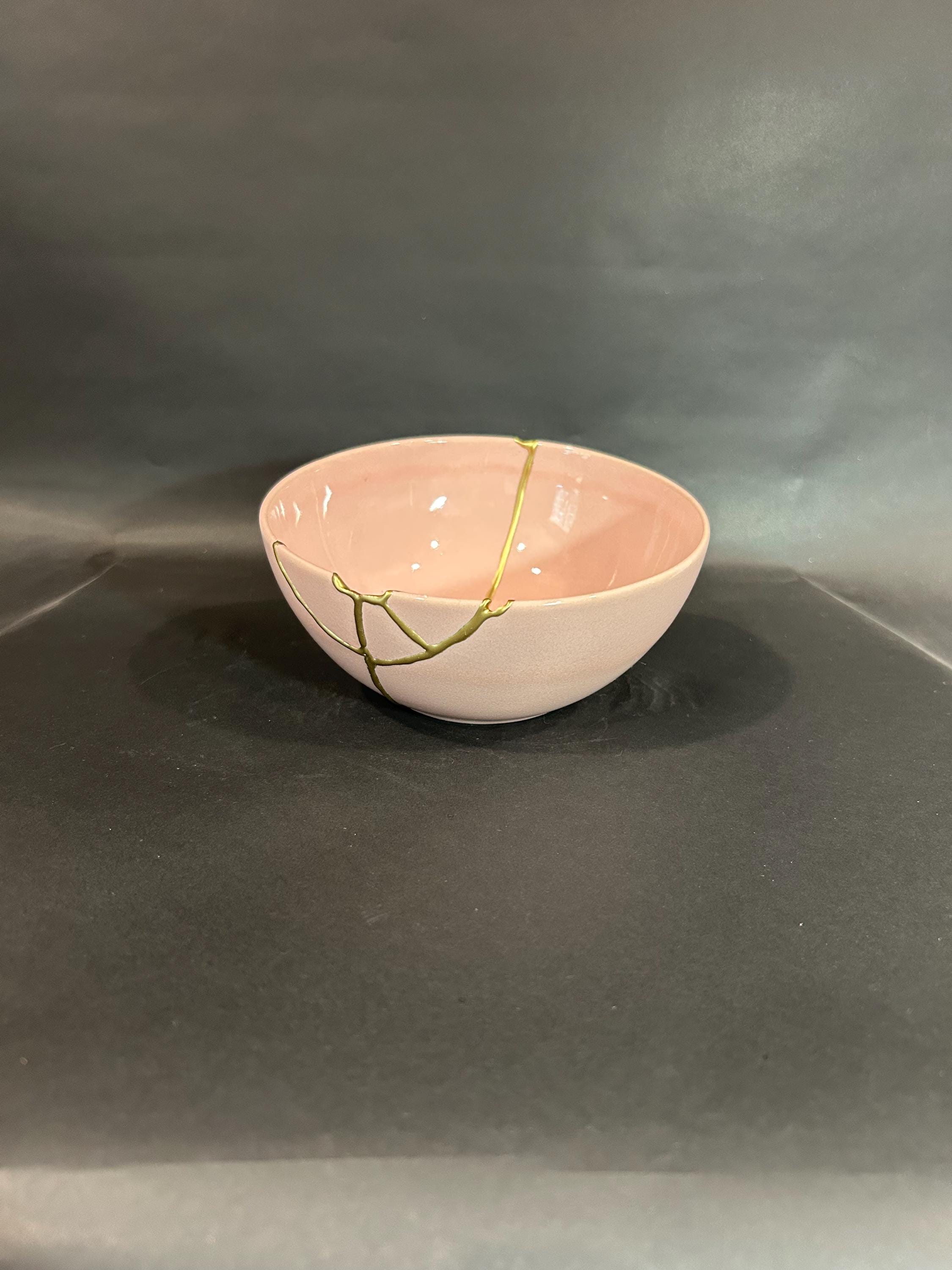 金継ぎ椀、侘び寂び椀、割れた陶器の装飾、美しく壊れた、ひび割れた