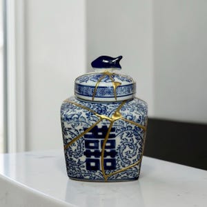 Kintsugi blauw-witte gemberpot chinoiserie · Dubbel geluk · Goudreparatiekunst · Decoratief aandenkendoosje · Uniek cadeau